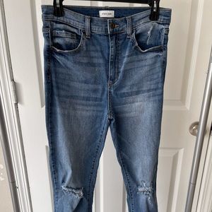 BLUE WASH DENIM JEANS W / RIPPED KNEES